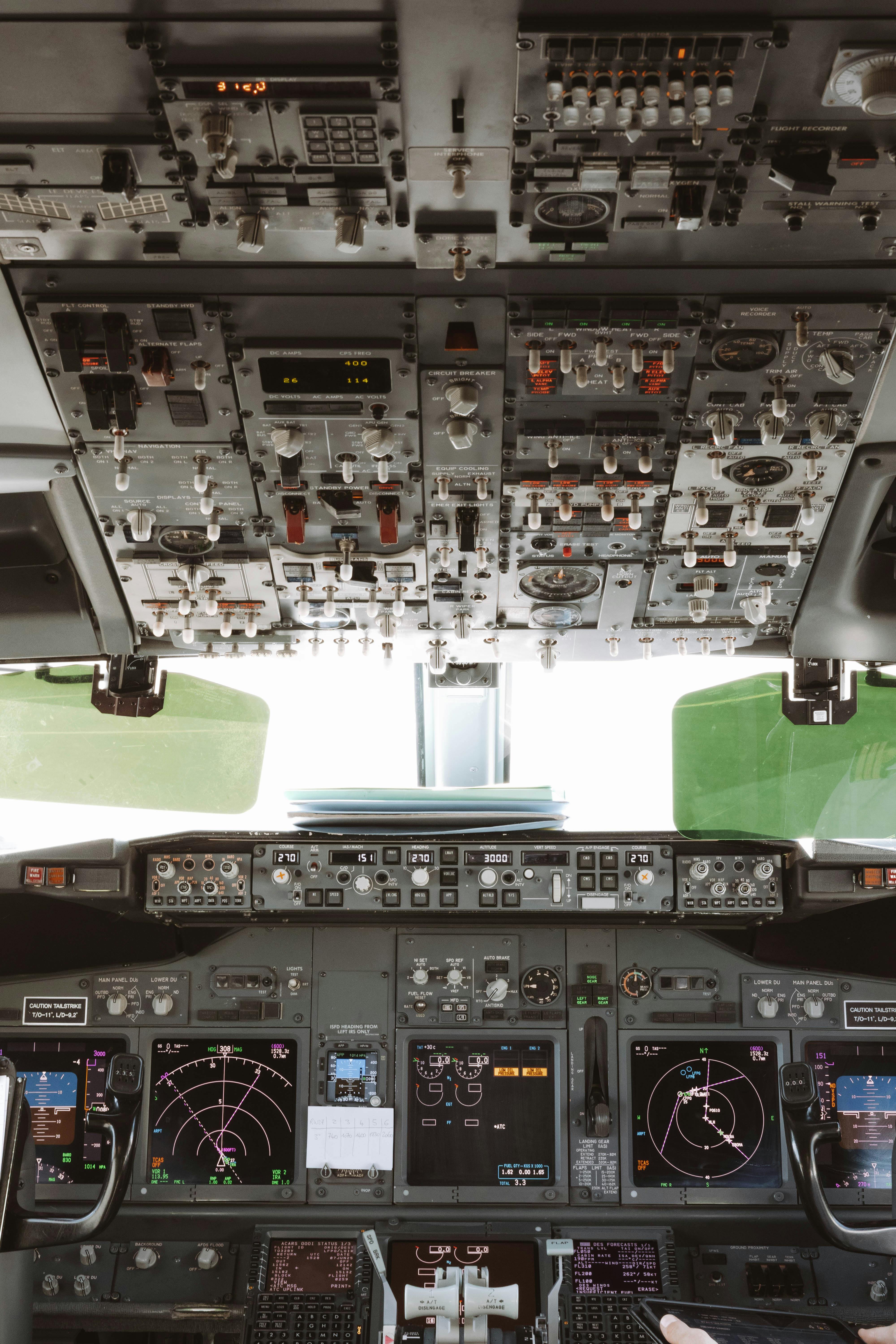 Professionele cockpit van een moderne private jet