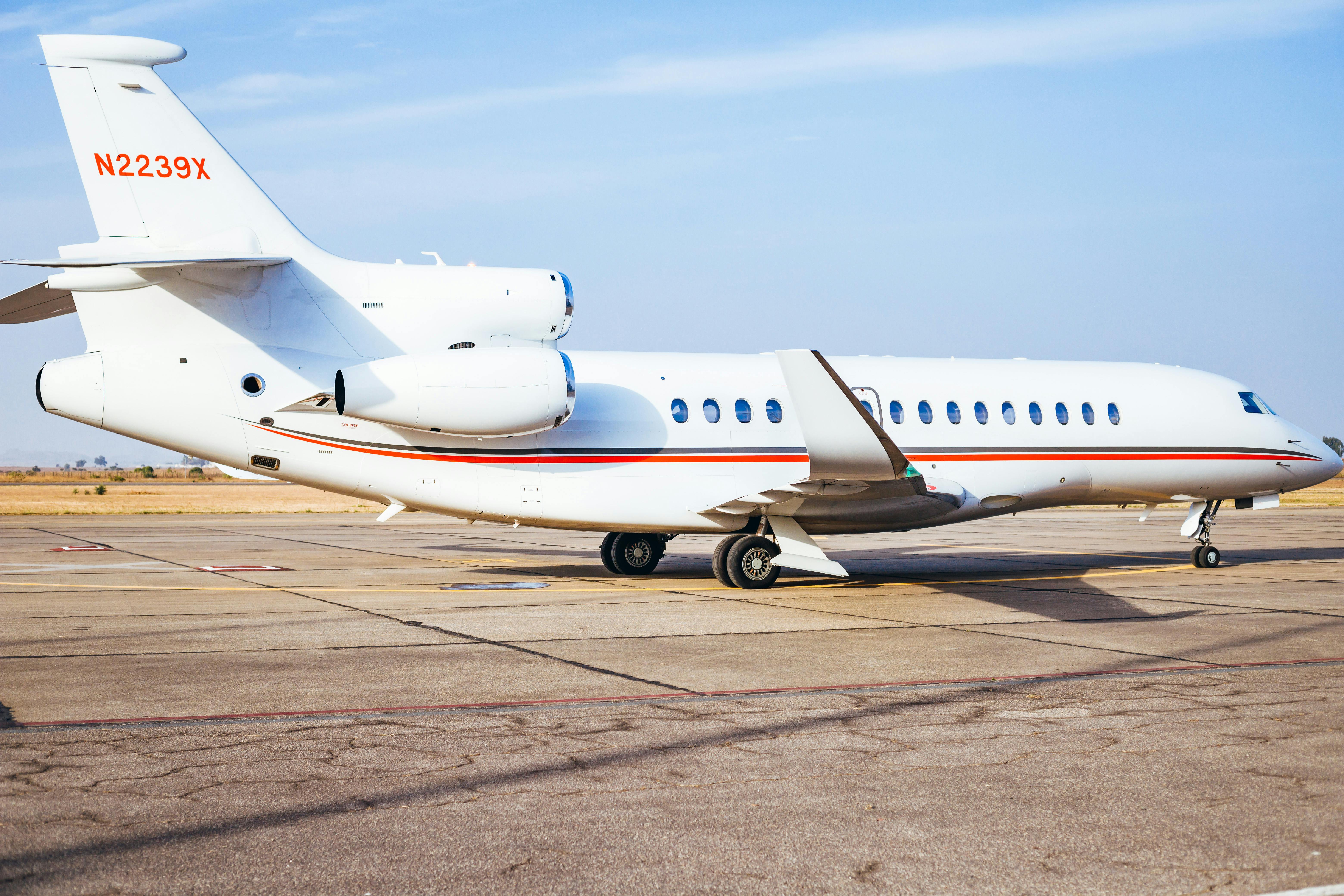 Private jet op het platform klaar voor vertrek